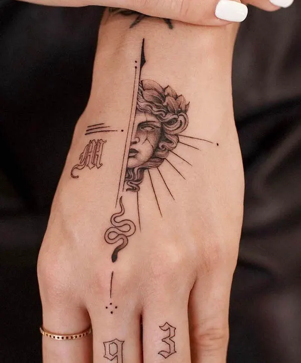 Significado da tatuagem medusa pode ser surpreendente para muitas pessoas. Na imagem: Tatuagem Medusa em mão feminina.