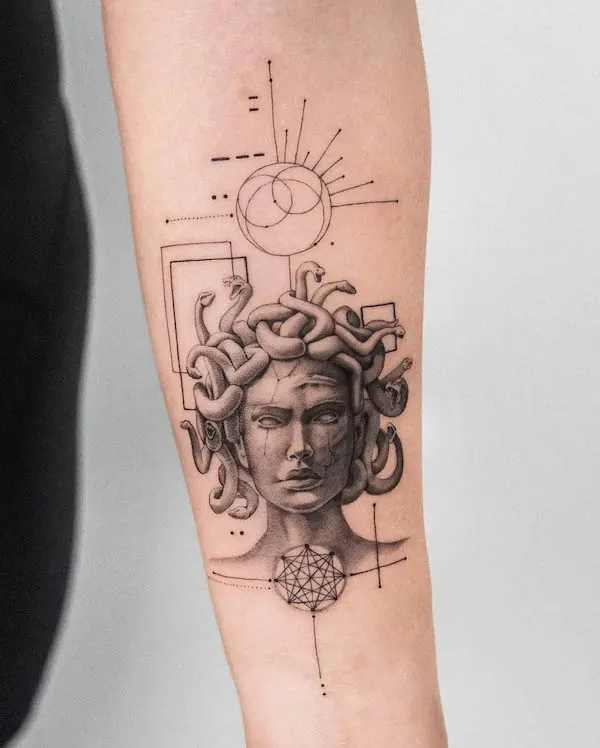 Significado da tatuagem Medusa está atrelado à força e à resistência de mulheres que precisaram superar abusos e violências. Na Imagem: Tatuagem Medusa no antebraço.