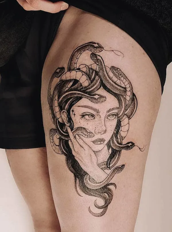 Tatuagem Medusa na coxa.